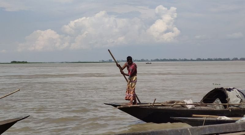 গাইবান্ধায় করতোয়া বাদে সব নদ-নদীর পানি কমেছে। আজ বিকেলে গাইবান্ধা সদর উপজেলার কামারজানি ইউনিয়নের কামারজানি বাজার এলাকার ব্রহ্মপুত্র নদে